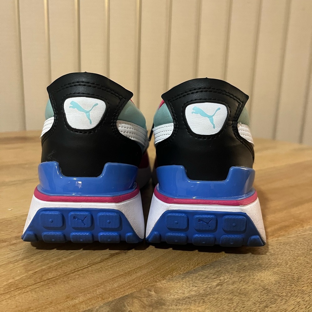Women’s Puma tennis shoes - Picture 4 of 5